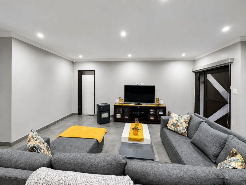 House For Sale in Secunda Central - Photo 5