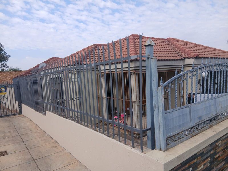 House For Sale in Pretoria West - Photo 1