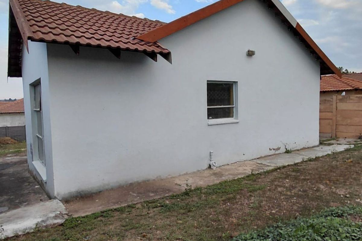 House For Sale in Emdo Park - Photo 2