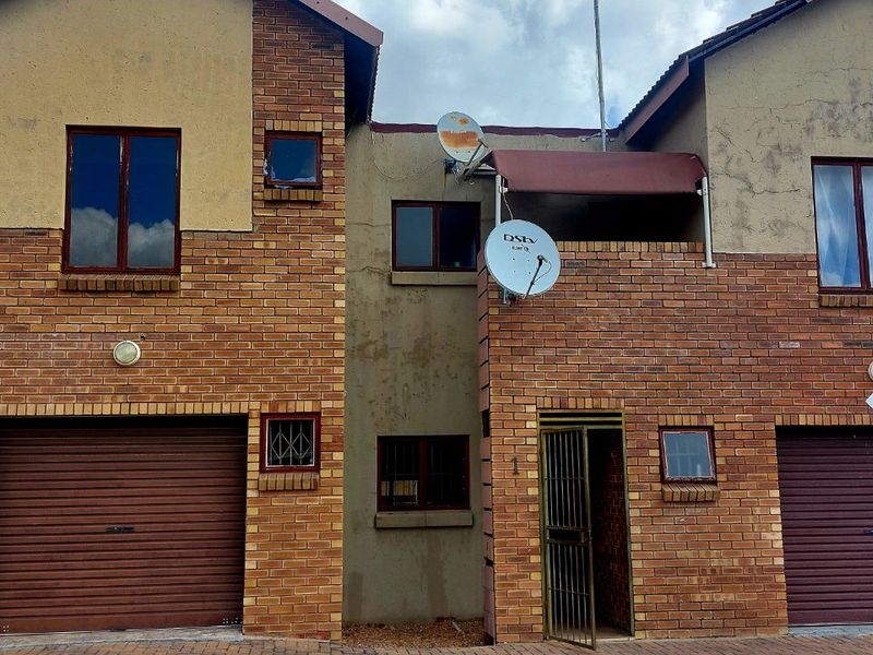 Townhouse For Sale in Ladine - Photo 3