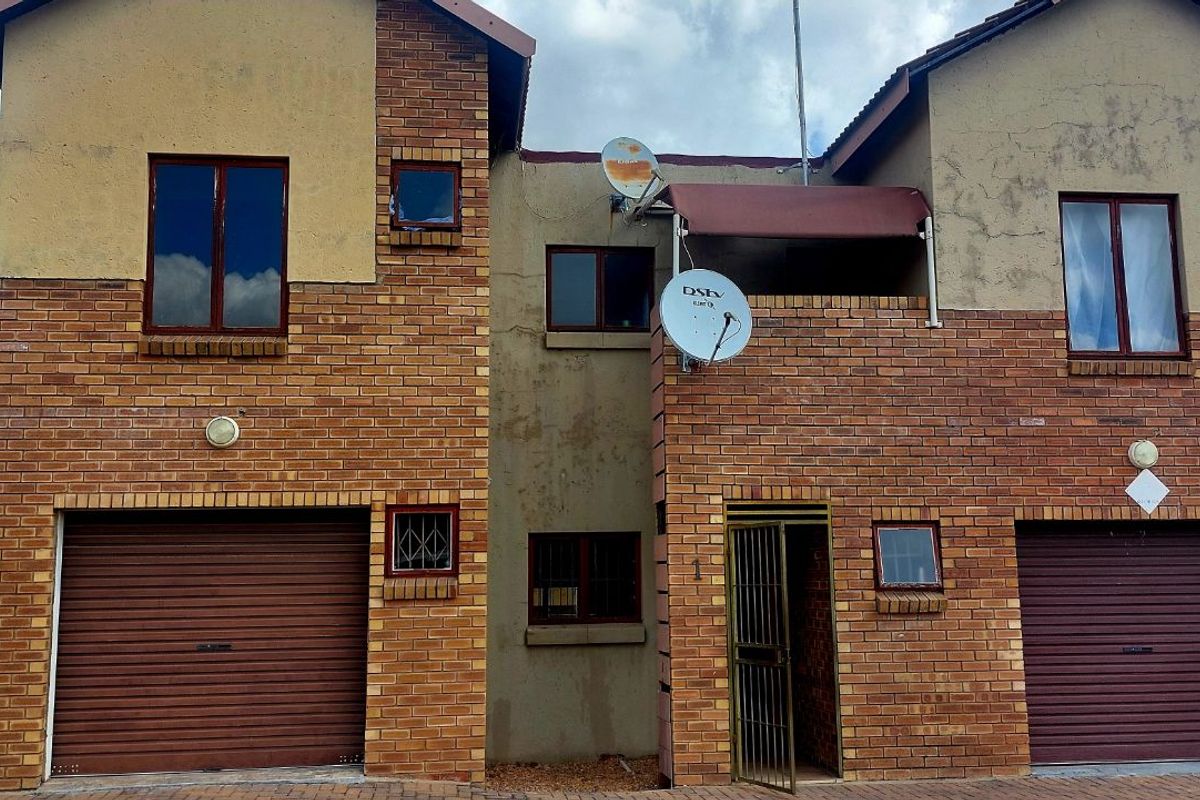 Townhouse For Sale in Ladine - Photo 3
