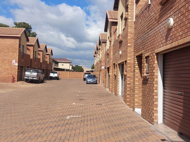 Townhouse For Sale in Ladine - Photo 5