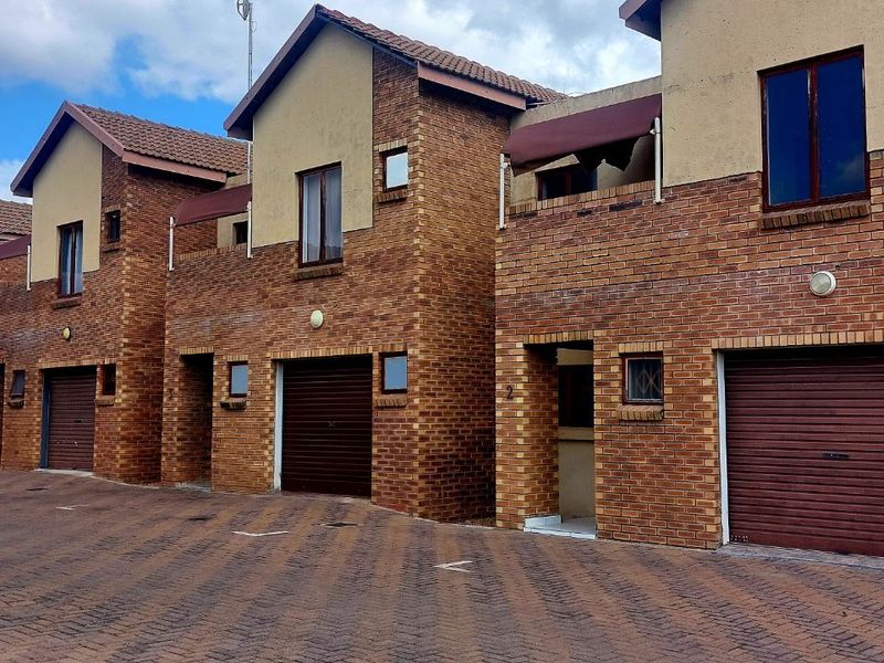 Townhouse For Sale in Ladine - Photo 2