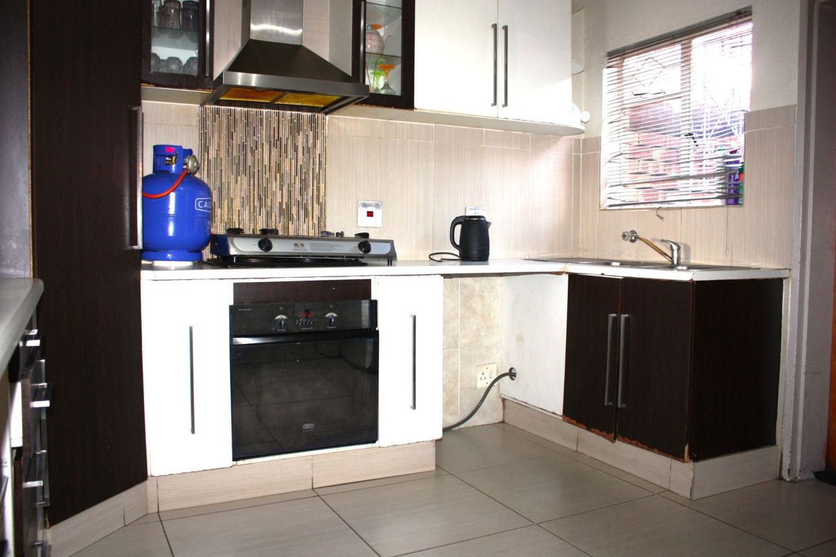 Townhouse For Sale in Blackheath - Photo 5