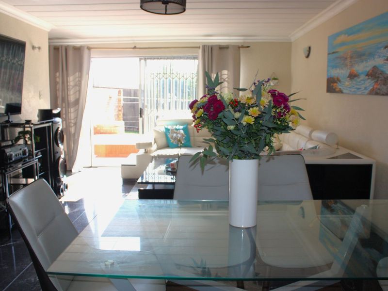Townhouse For Sale in Blackheath - Photo 3