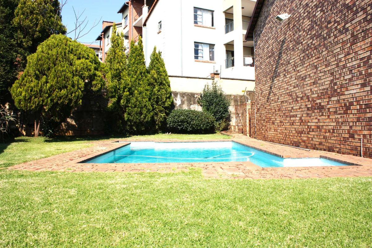 Townhouse For Sale in Blackheath - Photo 2