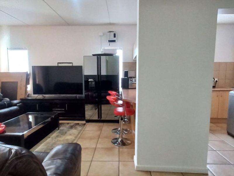 Apartment For Sale in Sundowner - Photo 6