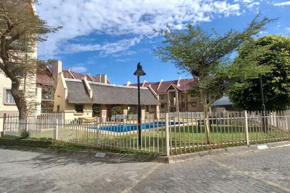 Apartment For Sale in Sundowner - Photo 2