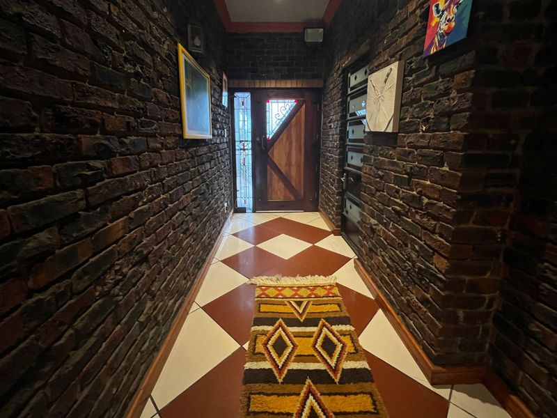 House For Sale in Levallia - Photo 2