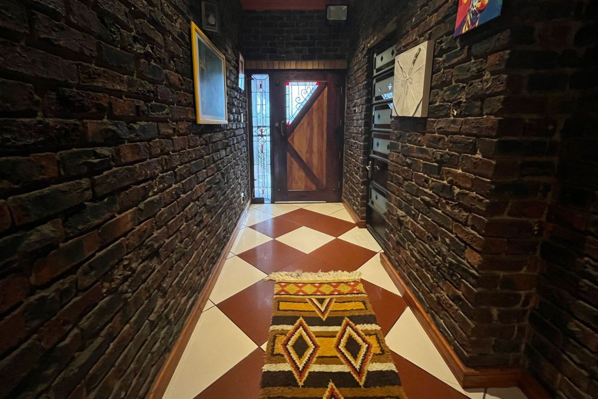 House For Sale in Levallia - Photo 2
