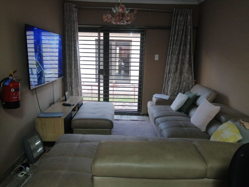 Townhouse For Sale in Bendor - Photo 1