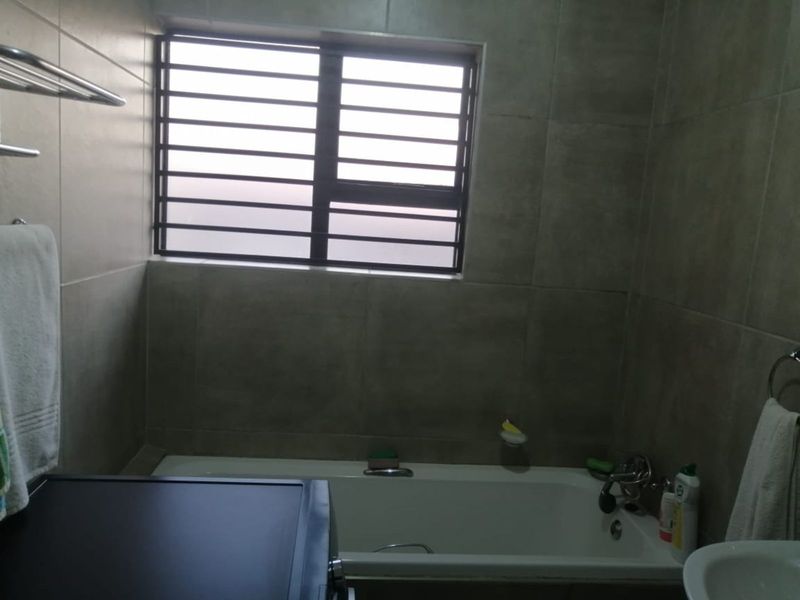 Townhouse For Sale in Bendor - Photo 8