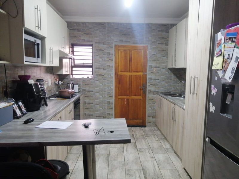 Townhouse For Sale in Bendor - Photo 2