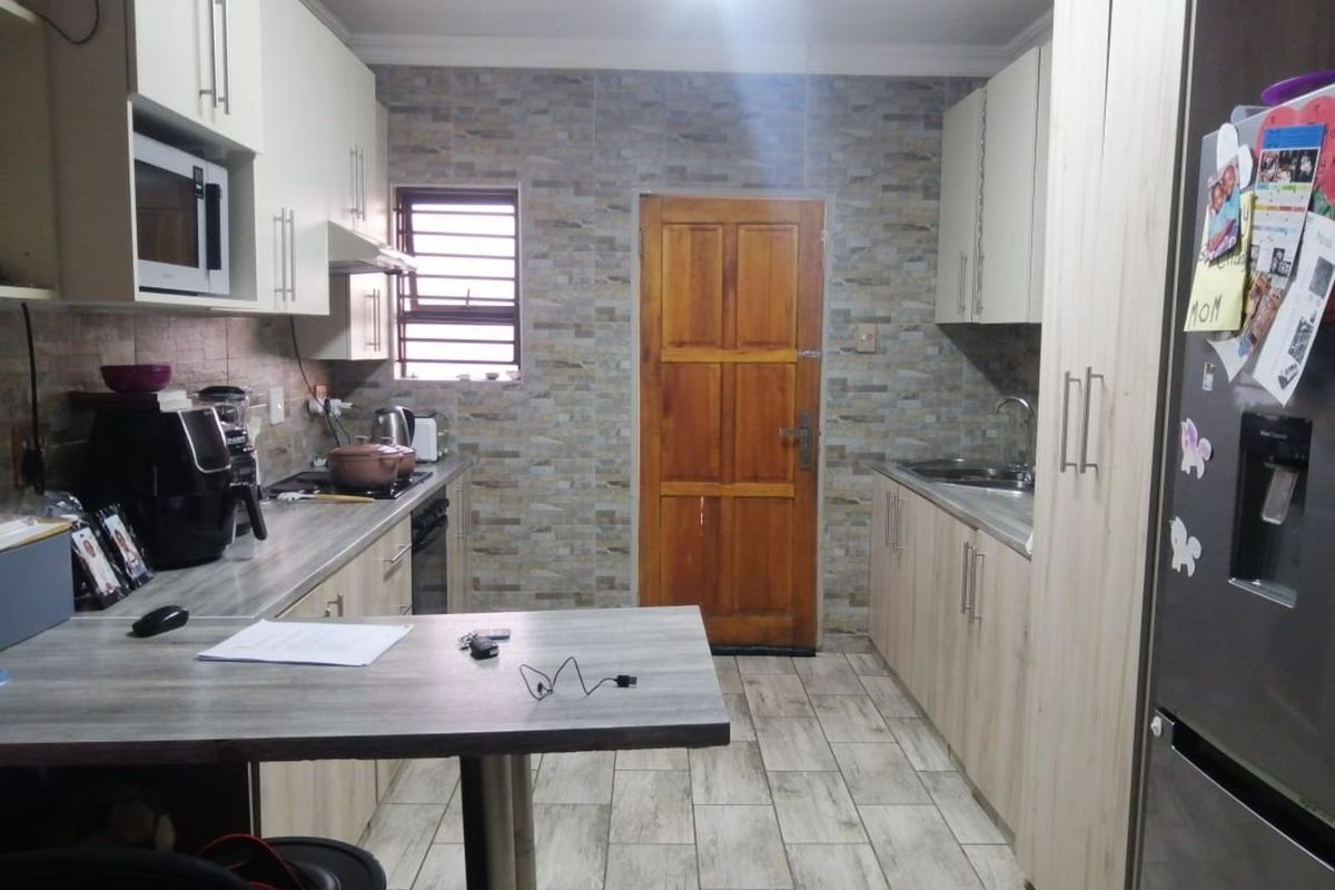 Townhouse For Sale in Bendor - Photo 2