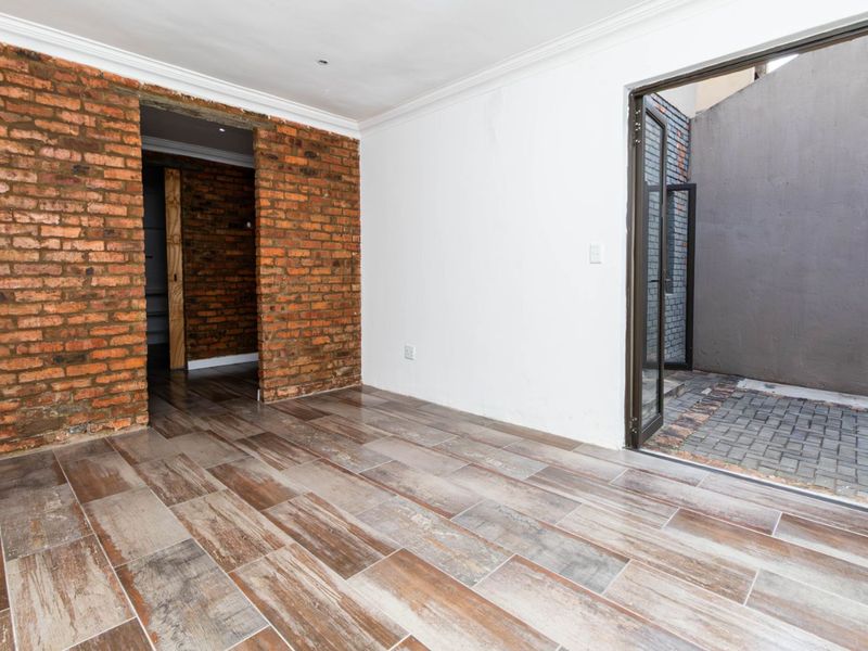 Townhouse To Rent in North Riding - Photo 9
