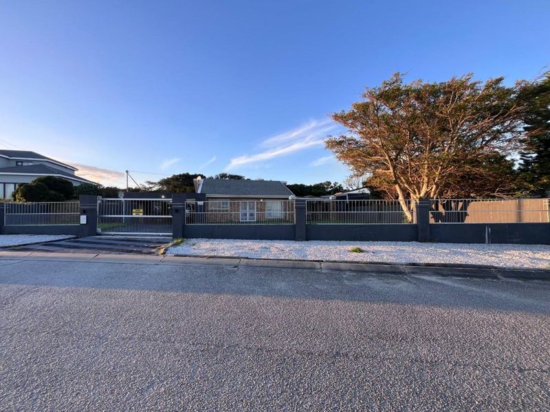 House For Sale in Clarendon Marine - Photo 2