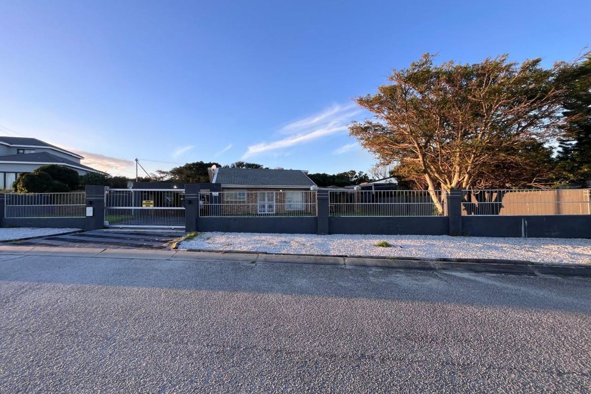 House For Sale in Clarendon Marine - Photo 2