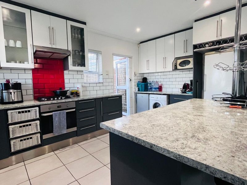 House For Sale in Clarendon Marine - Photo 10