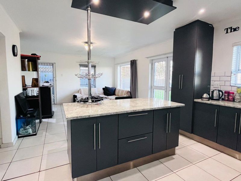 House For Sale in Clarendon Marine - Photo 8