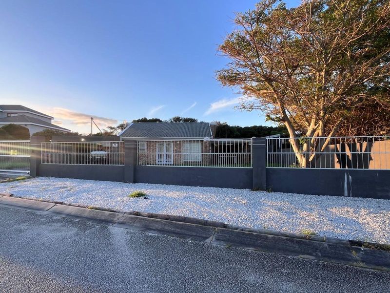 House For Sale in Clarendon Marine - Photo 3