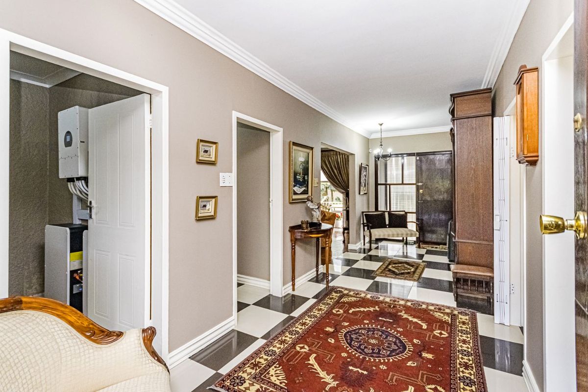House For Sale in Florida Hills - Photo 2