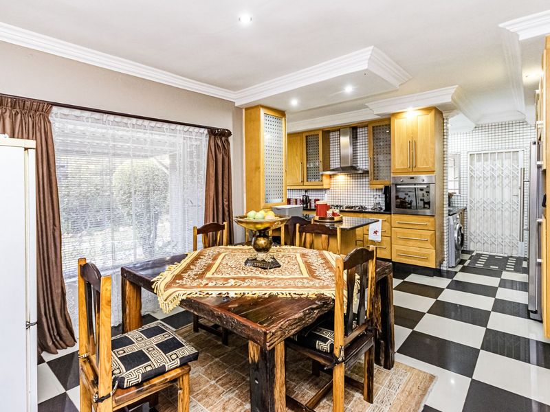 House For Sale in Florida Hills - Photo 8