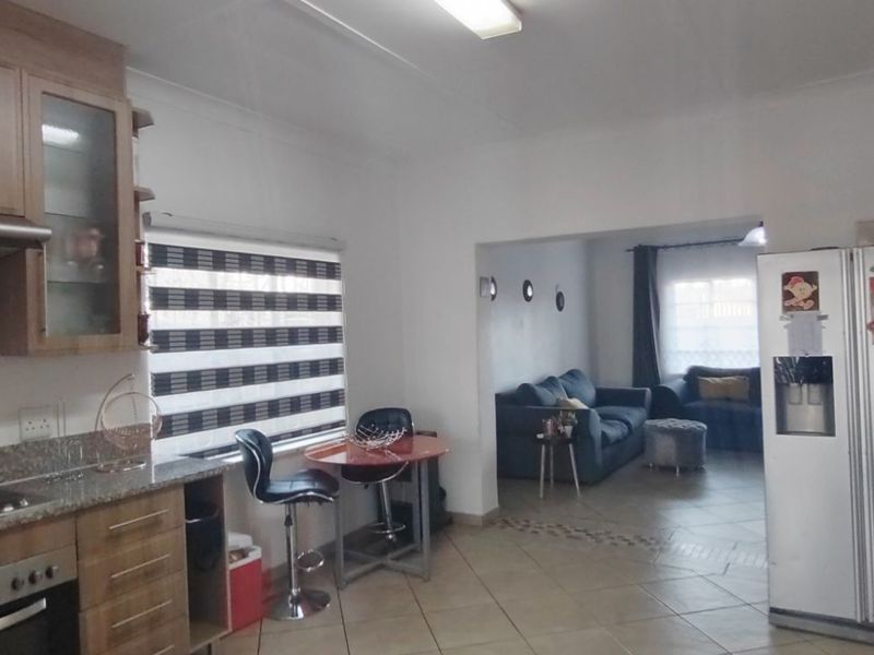 House For Sale in Westdene - Photo 3