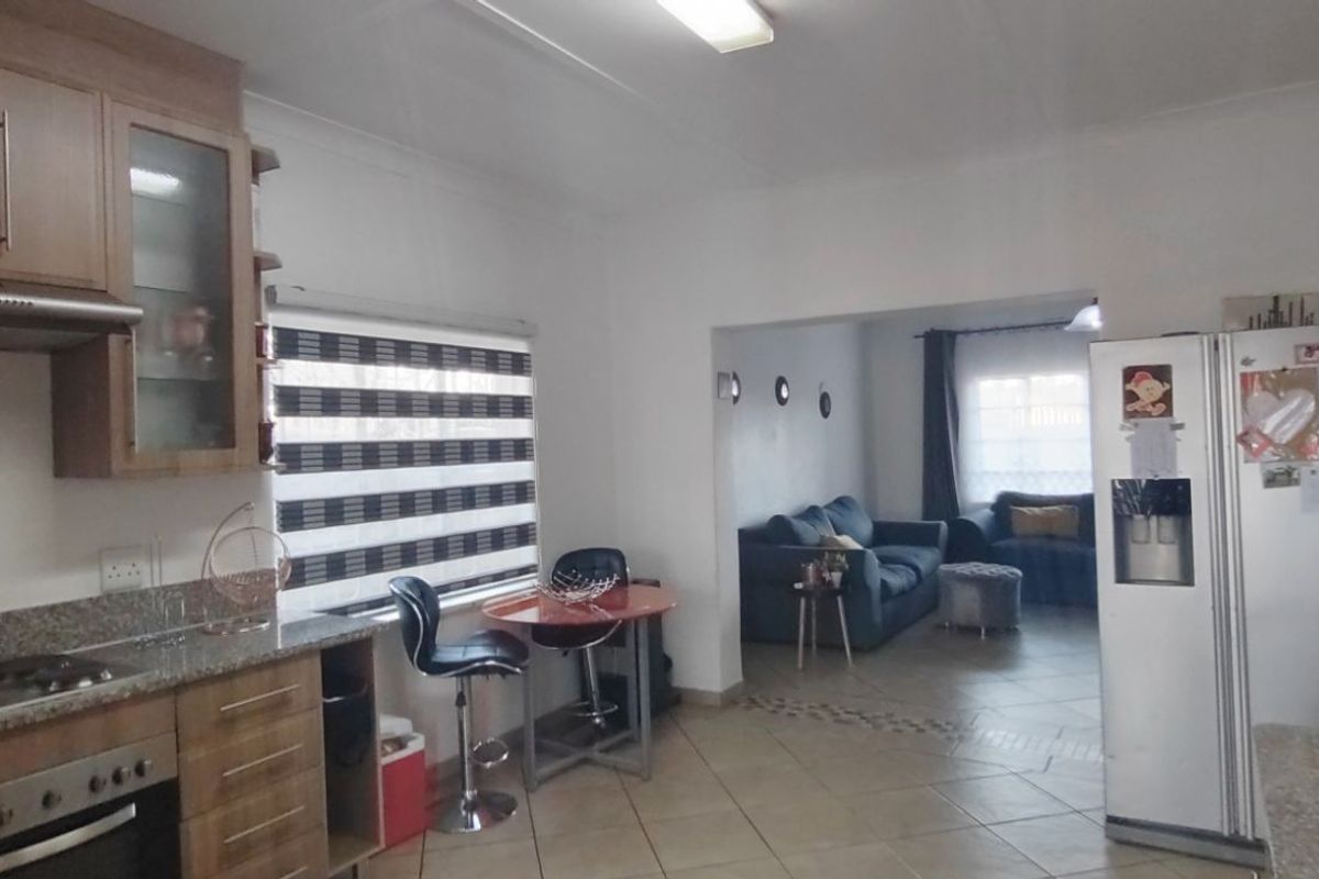 House For Sale in Westdene - Photo 3