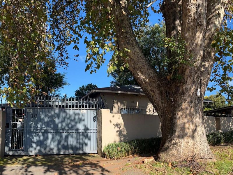 House For Sale in Westdene - Photo 1