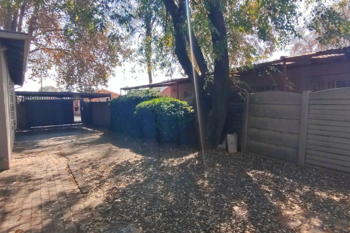 House For Sale in Westdene - Photo 2
