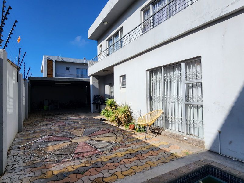 Townhouse For Sale in Bendor - Photo 2