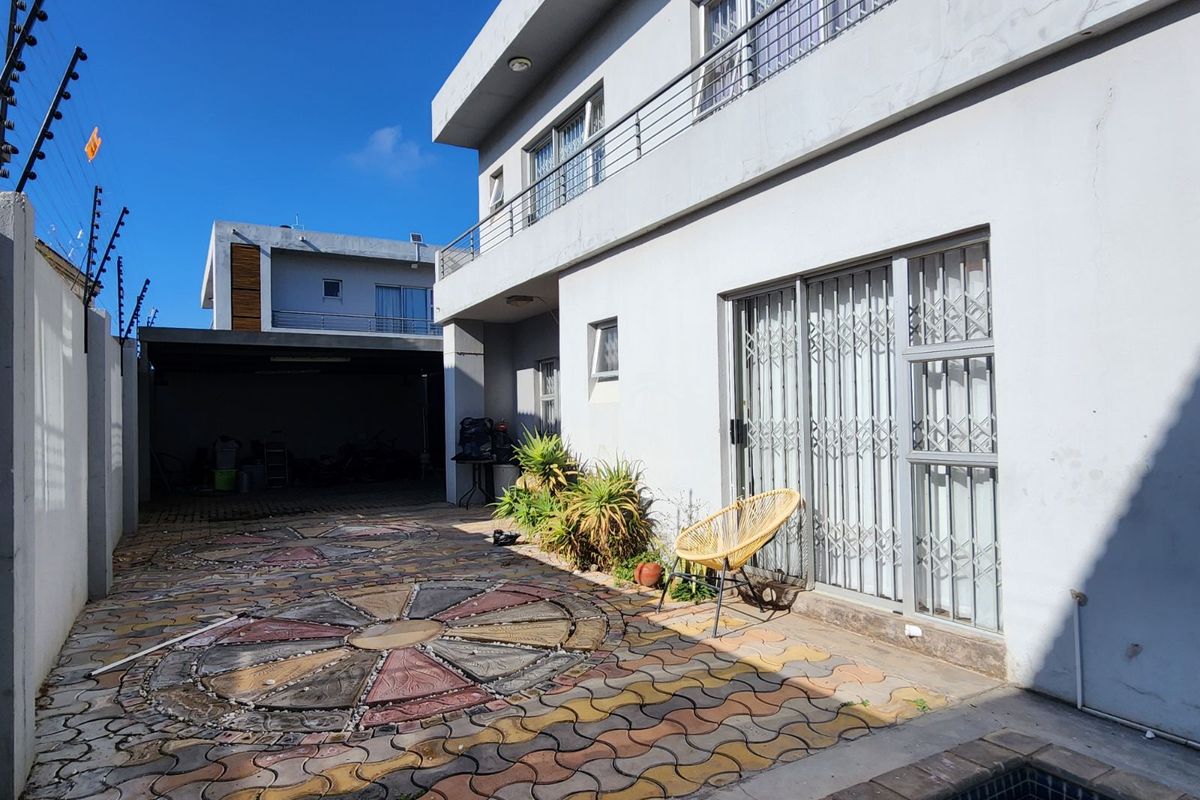 Townhouse For Sale in Bendor - Photo 2