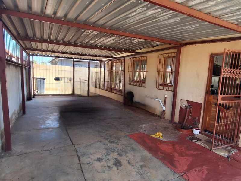 House For Sale in Soshanguve Ext - Photo 8