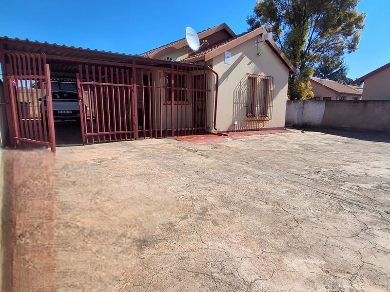House For Sale in Soshanguve Ext - Photo 2