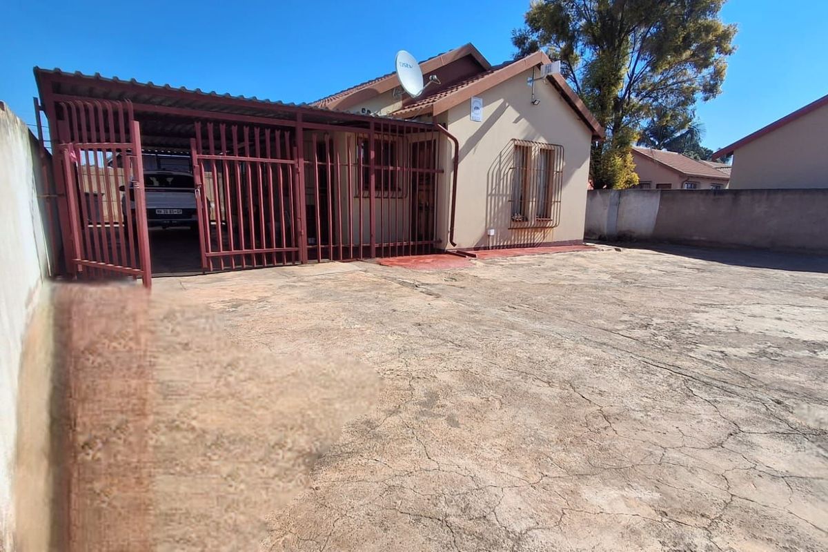 House For Sale in Soshanguve Ext - Photo 2