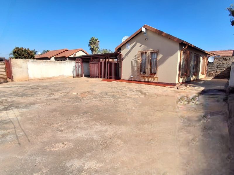 House For Sale in Soshanguve Ext - Photo 4