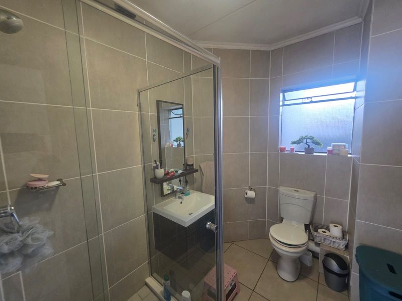 Apartment For Sale in Olivedale - Photo 5