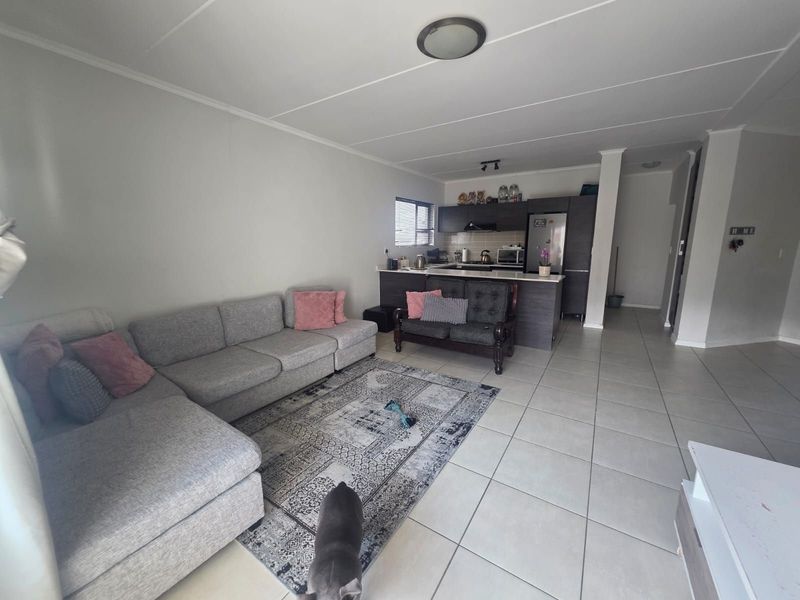 Apartment For Sale in Olivedale - Photo 2