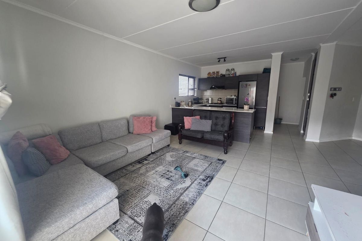 Apartment For Sale in Olivedale - Photo 2