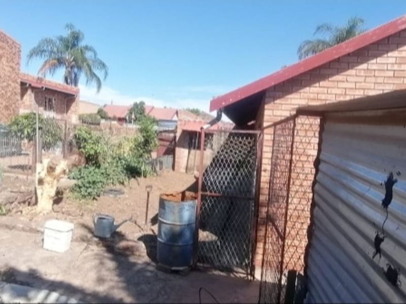 House For Sale in Soshanguve Ext - Photo 5