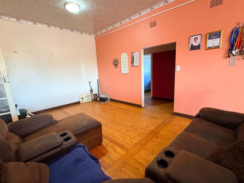 House For Sale in Utility - Photo 3