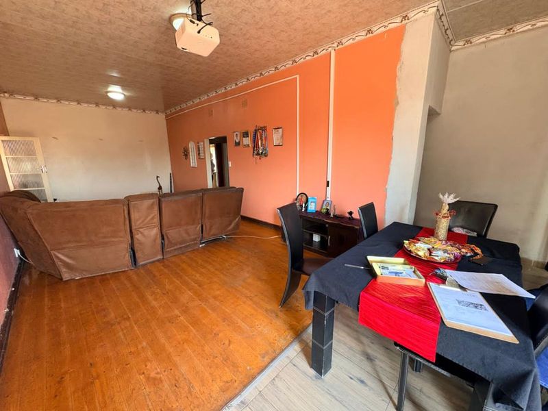 House For Sale in Utility - Photo 2