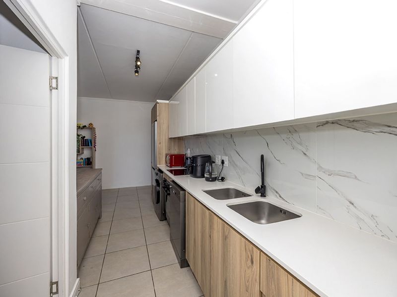 Apartment For Sale in Sandown - Photo 9