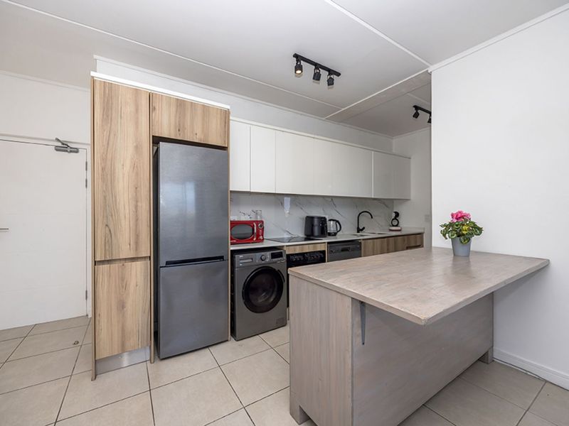 Apartment For Sale in Sandown - Photo 7