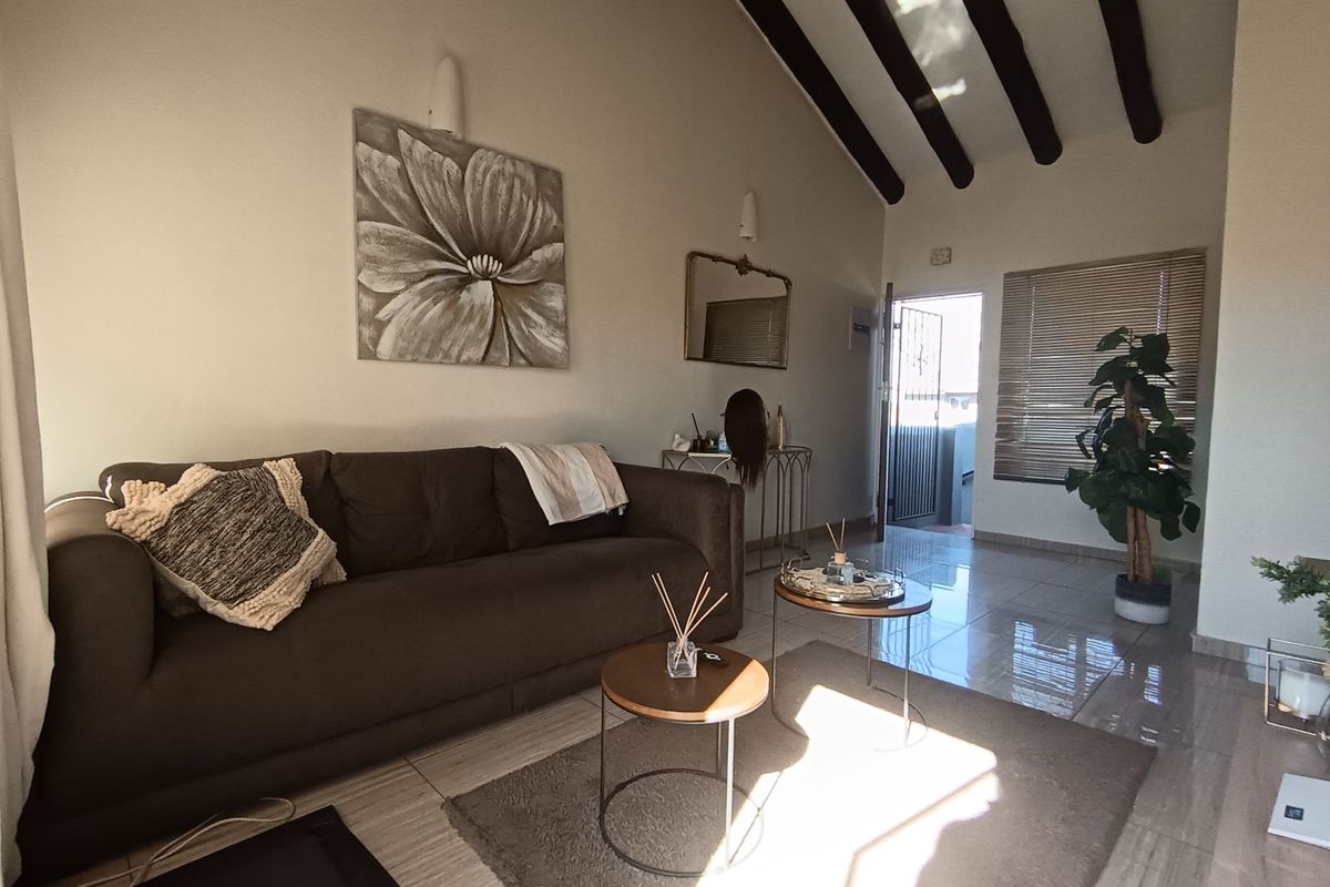 Apartment For Sale in Northgate - Photo 2