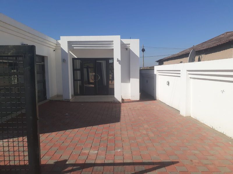 House For Sale in Hammanskraal Central - Photo 2