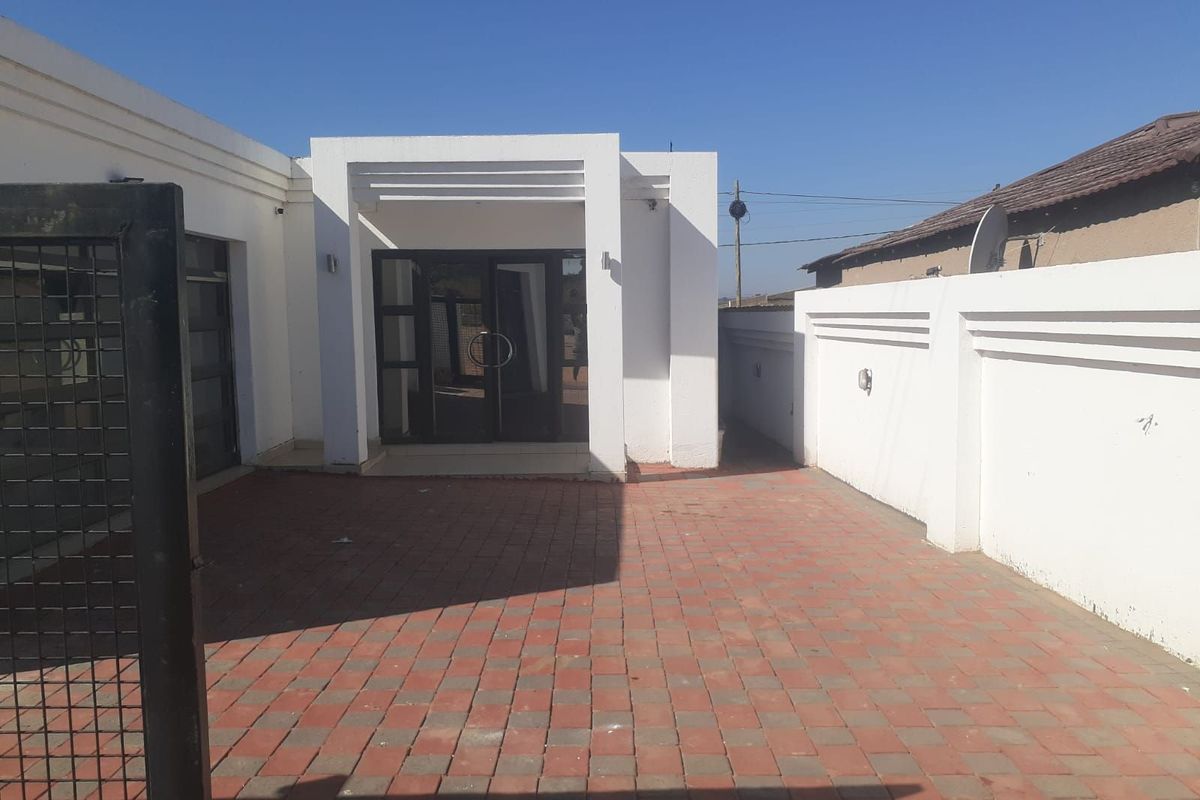 House For Sale in Hammanskraal Central - Photo 2