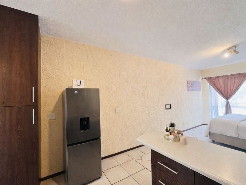 Apartment For Sale in Lonehill - Photo 2