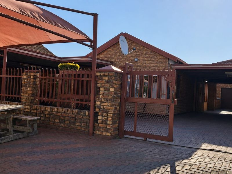 House For Sale in Soshanguve Ext - Photo 4