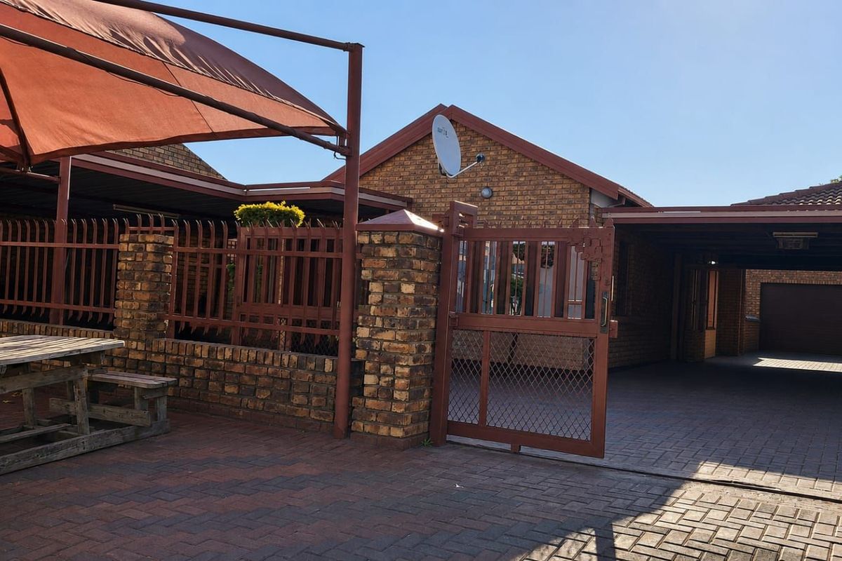 House For Sale in Soshanguve Ext - Photo 4